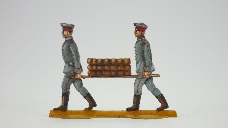 2 Soldaten, Brote auf Trage tragend (Gruppe)