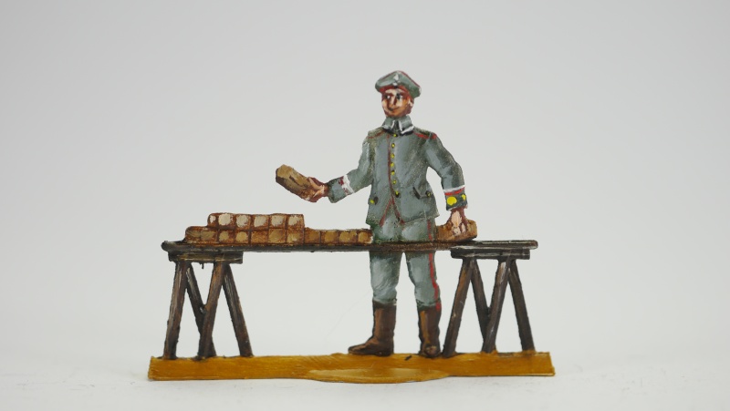 Soldat, Brote auf Ständer mit Brett legend