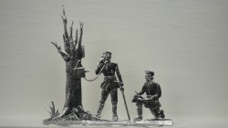 Deutscher Offizier mit Feldtelefon, Soldat schreibend, Baum (Gruppe)