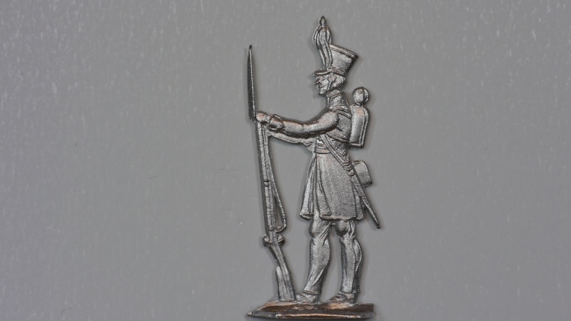 Mann, Gewehr in bd. Händen aufgestellt, Braunschweig 1809, Infanterie (Schwarze Schar)