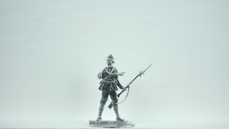Soldat mit Fernglas schauend, Schutztruppe, Tropenhelm, kniend