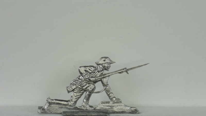 Soldat mit Gewehr, Schutztruppe, halbkniend und spähend