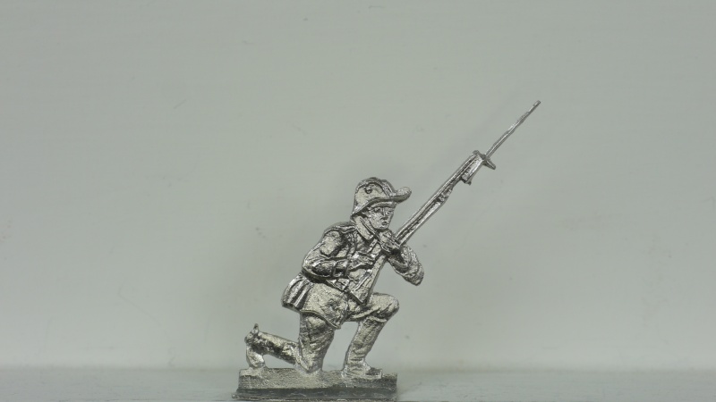 Soldat mit Gewehr, Schutztruppe, kniend