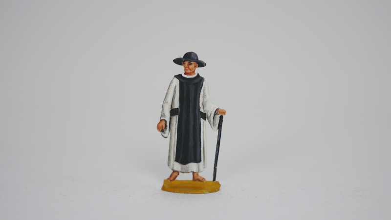 Mönch frontal mit Hut stehend