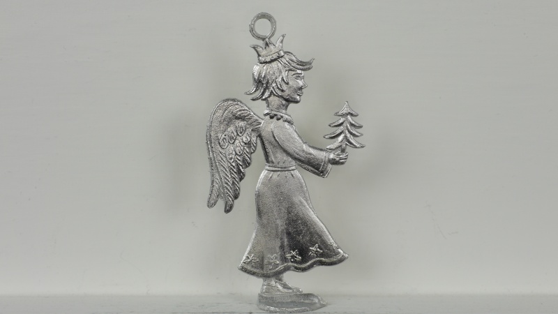 Engel mit Tannenbaum, beidseitig graviert, stehend/hängend, Höhe ca. 58mm