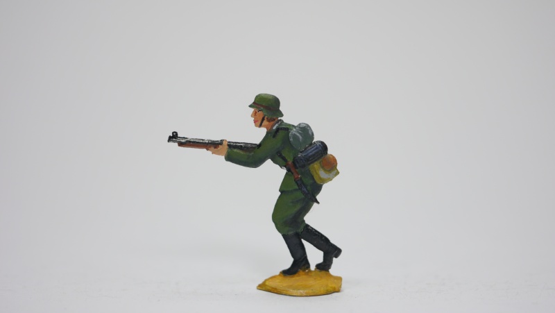 Soldat mit Gewehr, vorwärts gehend