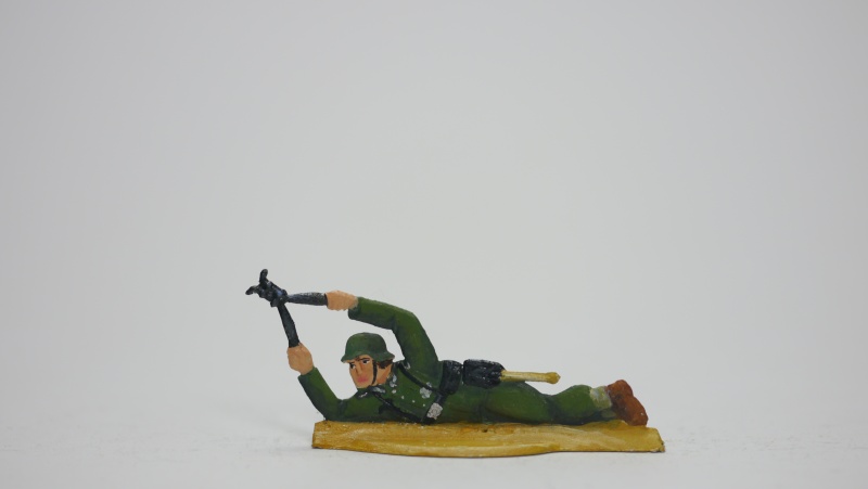 Soldat mit Drahtschere, liegend