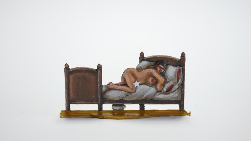 nackte Frau im Bett, beidseitig graviert, 30mm