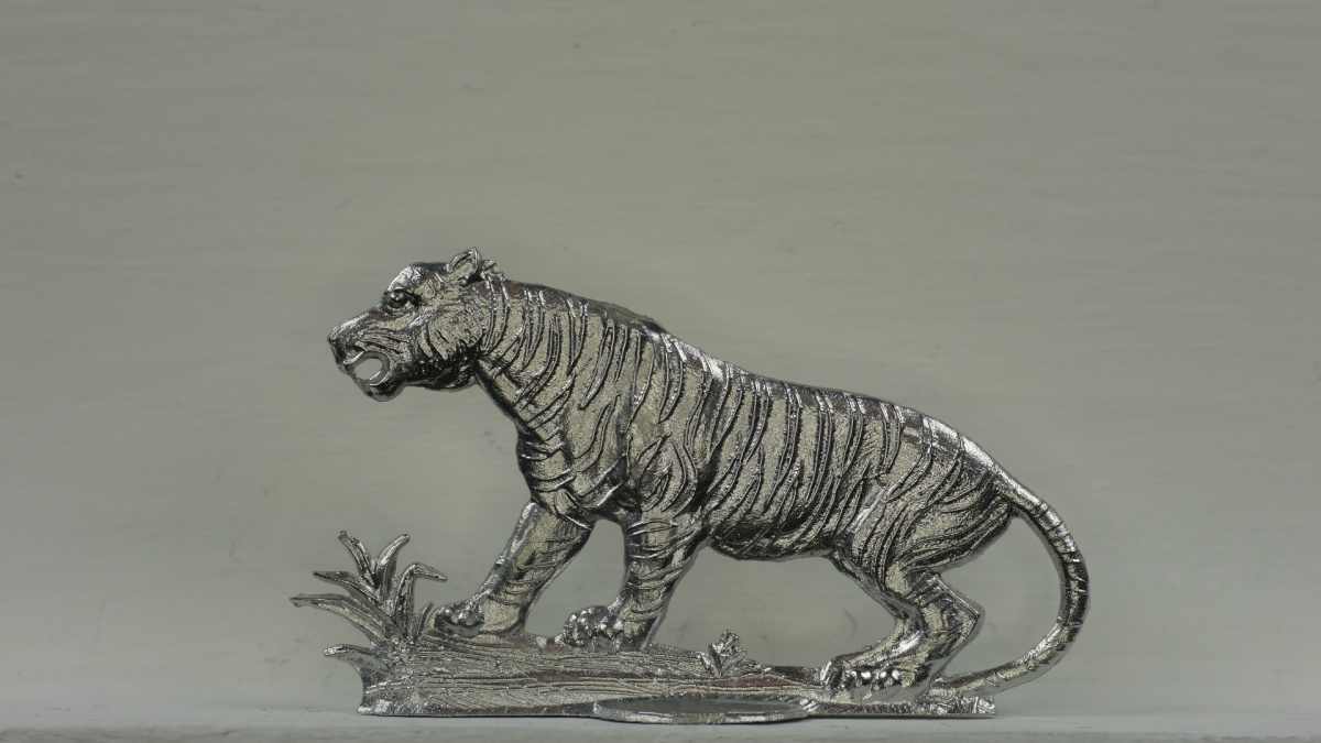 Tiger mit Gras, Höhe ca. 25mm