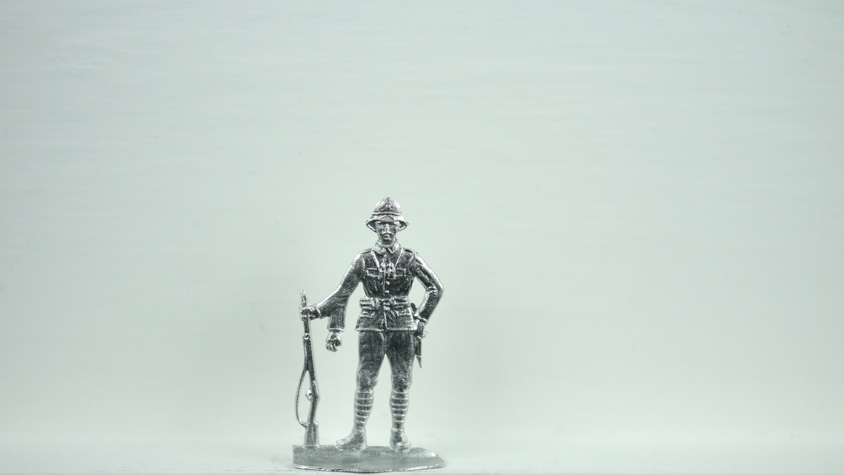 Soldat mit Gewehr, Schutztruppe, Tropenhelm, Kombifigur