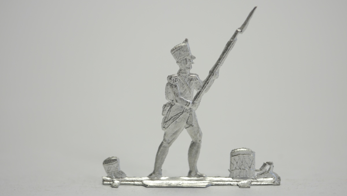 Soldat laufend, mit Beiwerk (Trommel und Hut), beidseitig graviert, AH=30mm