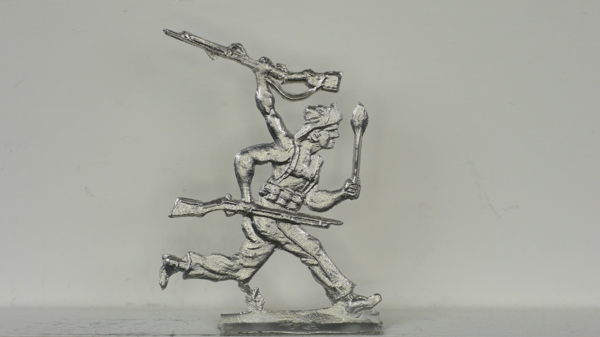 Hereros, laufend, mit Peitsche, Keule, Gewehr, Kombifigur