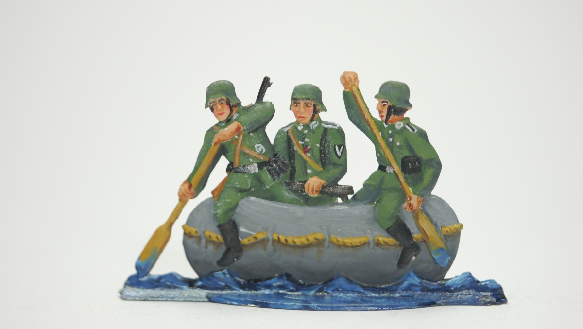 3 Soldaten im Schlauchboot