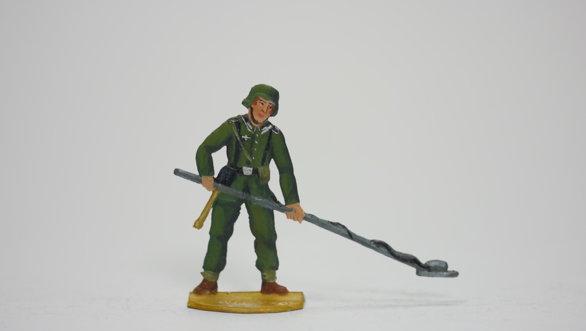 Soldat mit Minensuchgerät