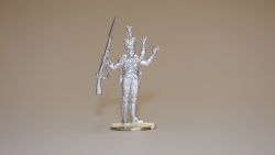 französischer Linieninfanterist, frontal stehend und Hände hoch, beidseitig graviert